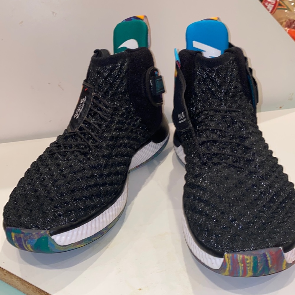 Kids Nike air zoom UNVRS FLYEASE never worn.